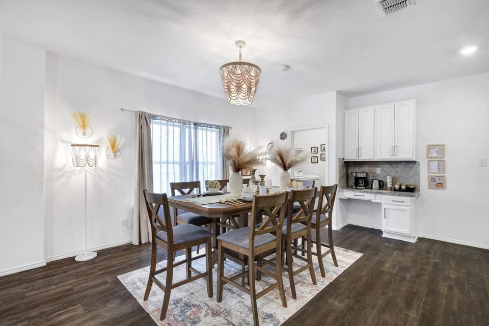 Hot Tub Getaway Game Room Office Yard BBQ WiFi House in San Antonio