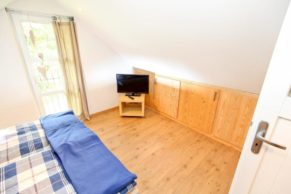 Bed, TV and multimedia, Photo of the whole room, Bedroom