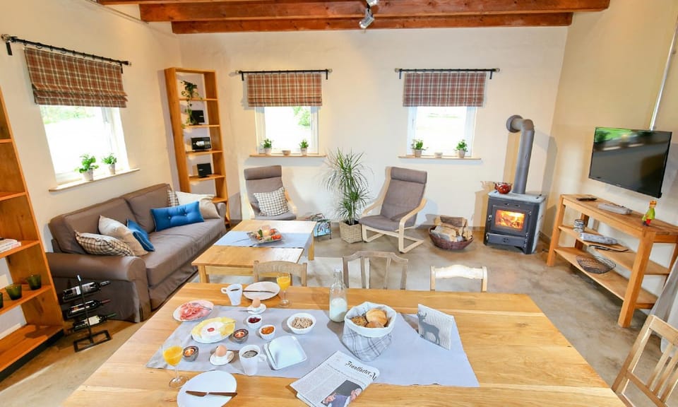 TV and multimedia, Living room, Seating area, Dining area