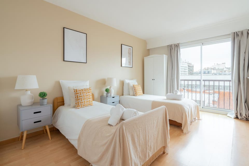 Photo of the whole room, Bedroom