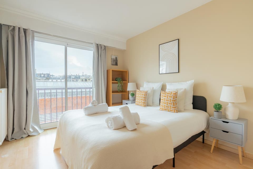 Photo of the whole room, Bedroom