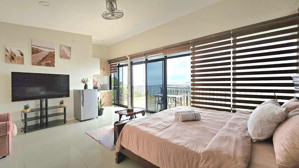 Bed, TV and multimedia, Photo of the whole room, Bedroom, towels