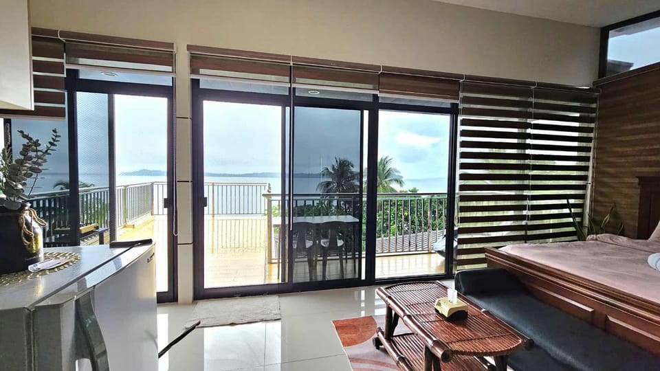 Bed, Balcony/Terrace, Living room, Photo of the whole room, Seating area, Dining area, Sea view