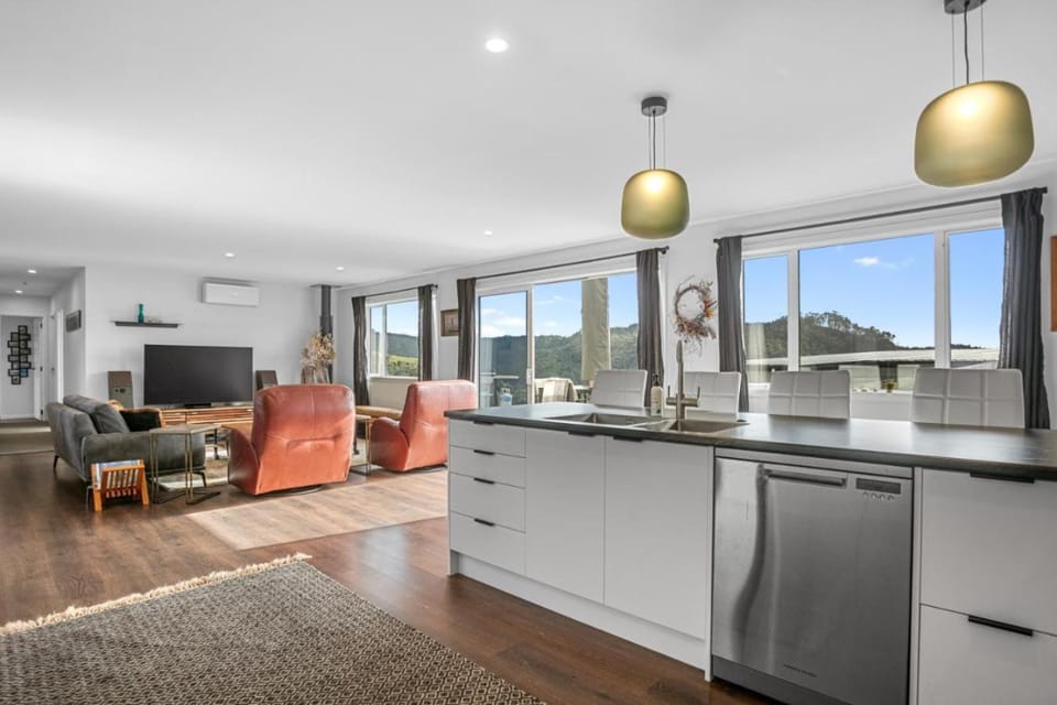 TV and multimedia, Kitchen or kitchenette, Living room, heating, air conditioner