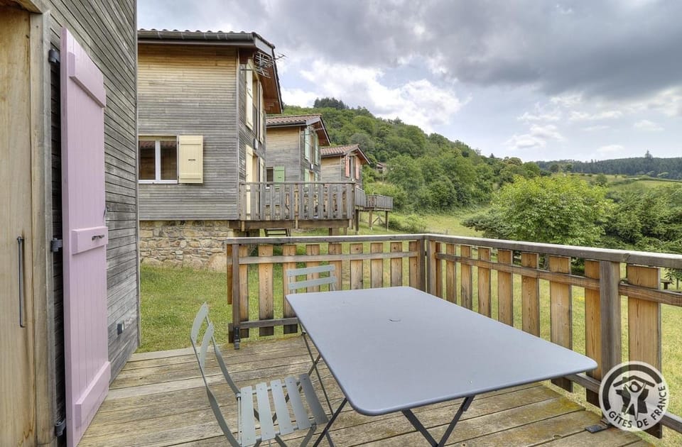 Gite au calme avec belle vue - Merisier House in Auvergne-Rhône-Alpes