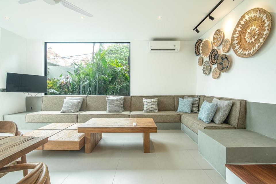 Luxury 5BR Retreat,10 min walk to Café Del Mar, House in North Kuta