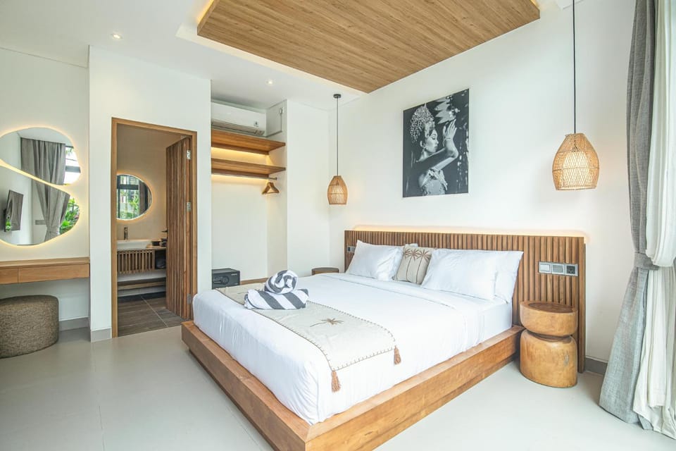 Luxury 5BR Retreat,10 min walk to Café Del Mar, House in North Kuta