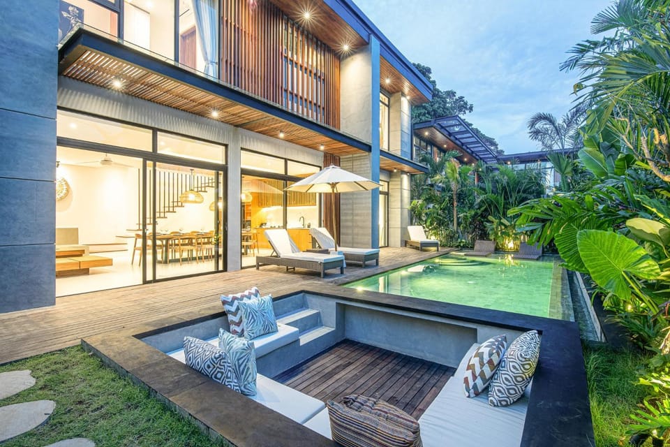 Luxury 5BR Retreat,10 min walk to Café Del Mar, House in North Kuta