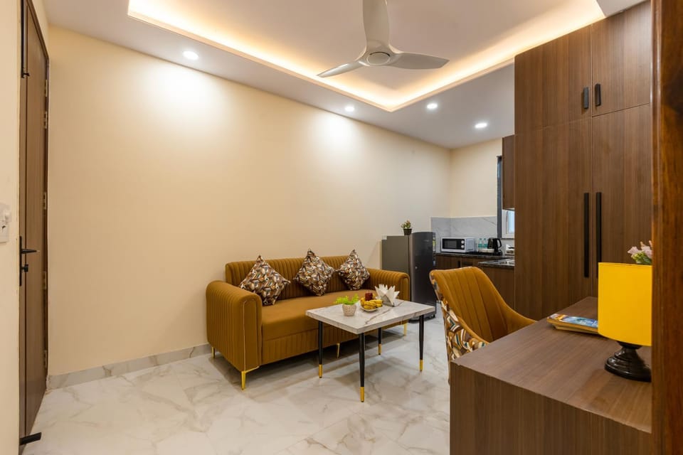 Kitchen or kitchenette, Living room, Seating area, Dining area