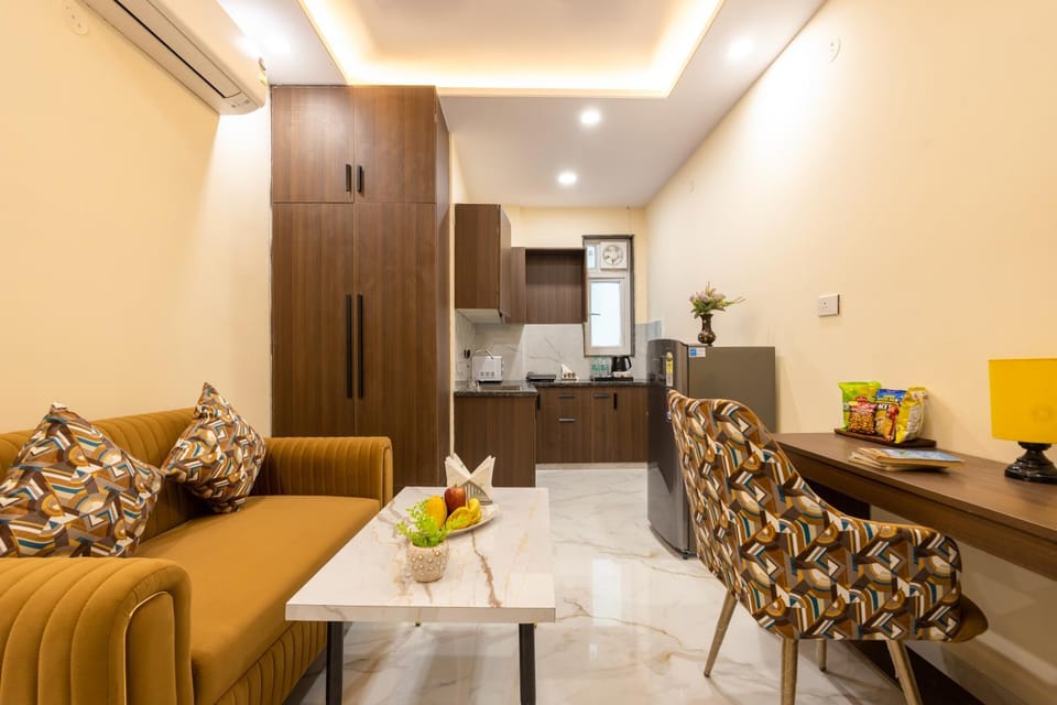 Kitchen or kitchenette, Living room, Food and drinks, Seating area, Dining area, minibar
