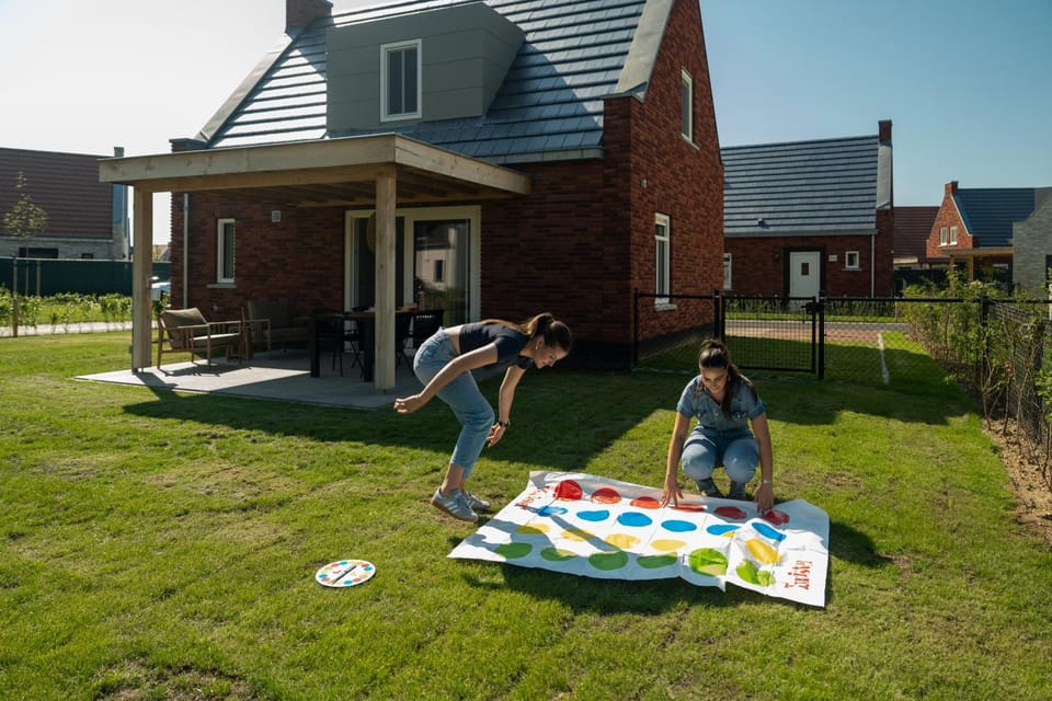 Property building, Spring, Day, People, Natural landscape, Garden, Evening entertainment, Garden view, group of guests