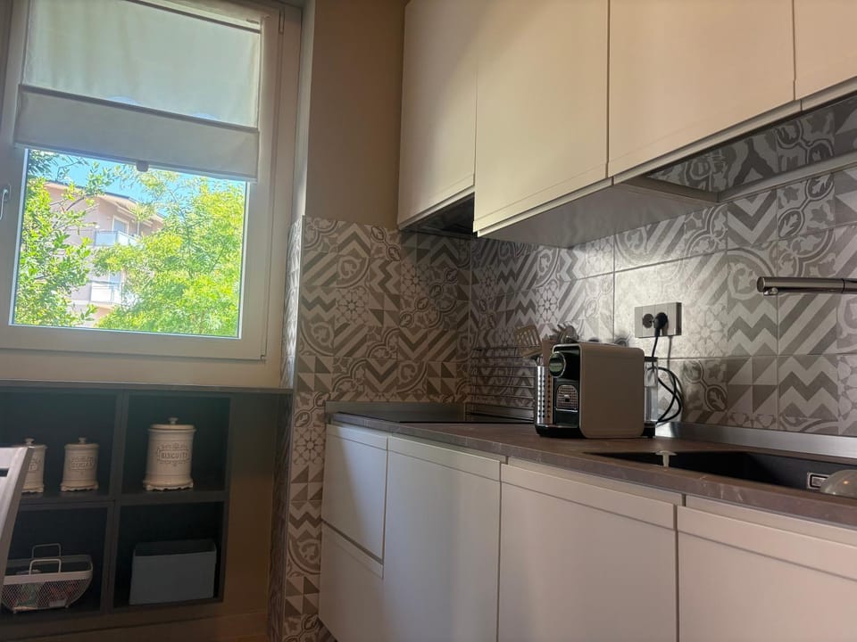 Coffee/tea facilities, Kitchen or kitchenette, stove, kitchen
