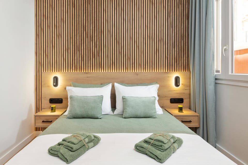 Bed, towels