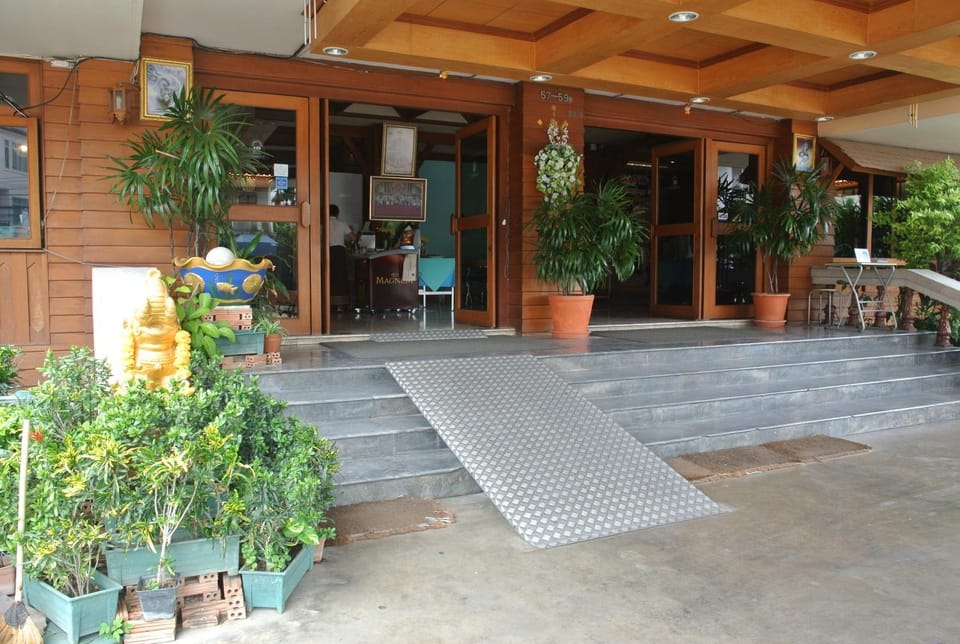 Facade/entrance