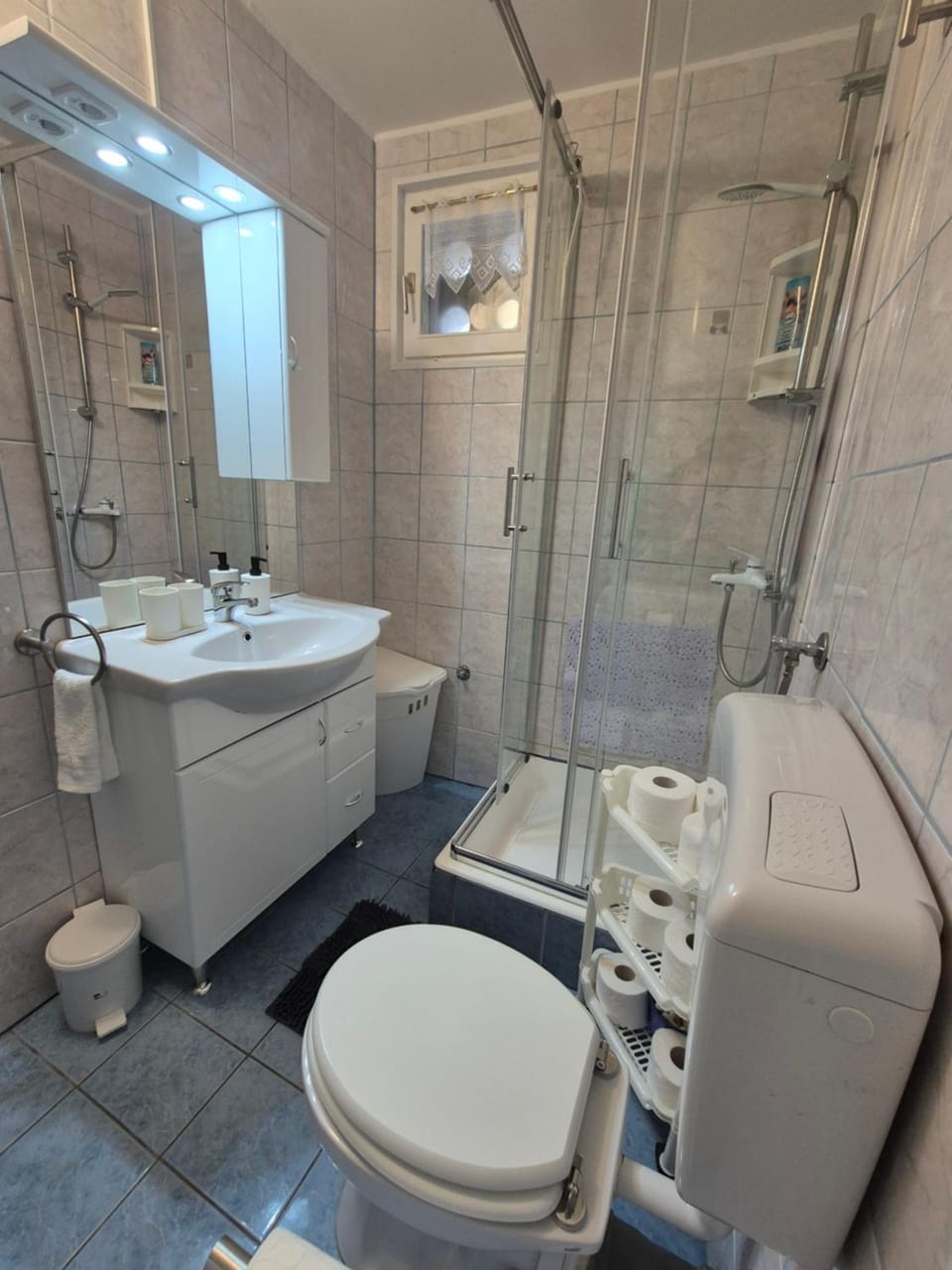 Shower, Toilet, Bathroom, towels