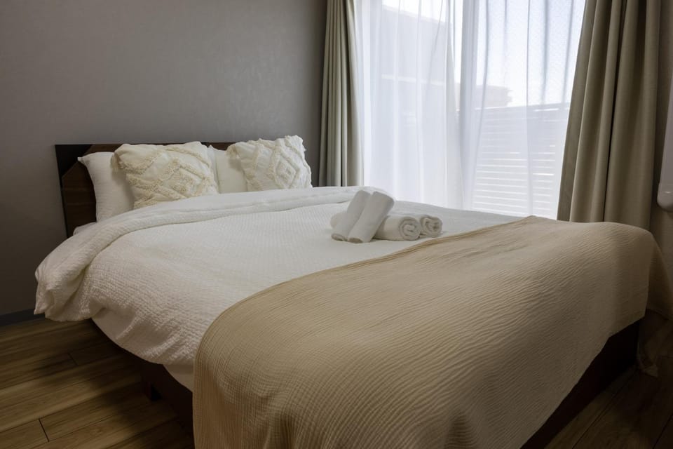Bed, Photo of the whole room, Bedroom, towels