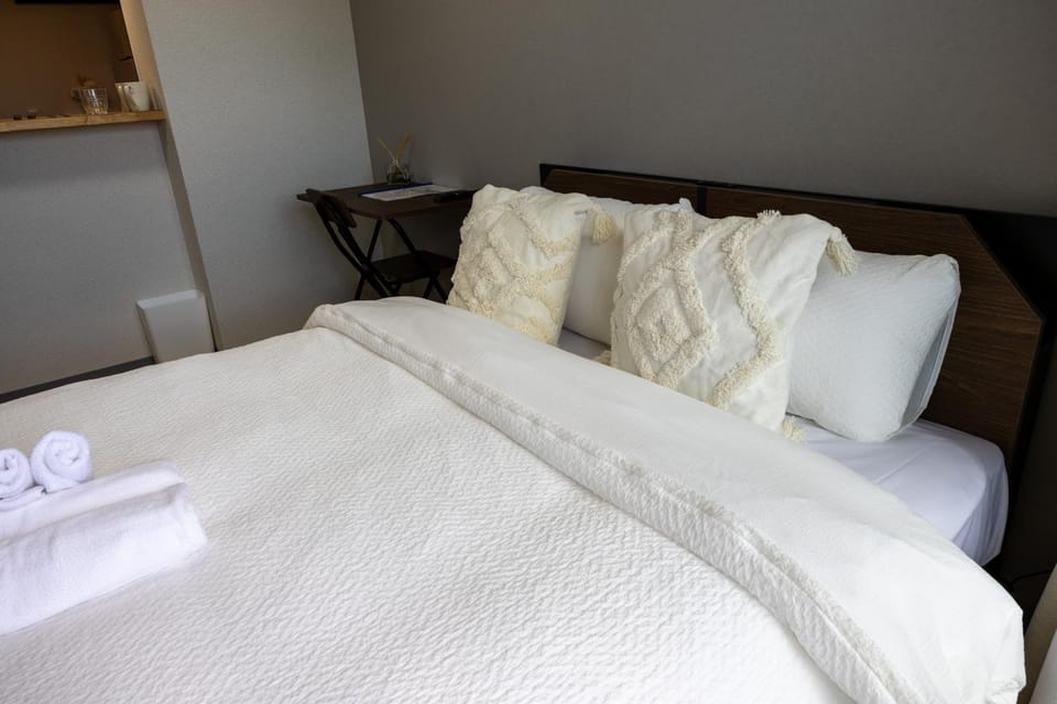 Bed, Photo of the whole room, Bedroom, towels