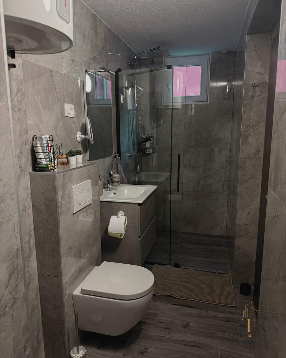 Shower, Toilet