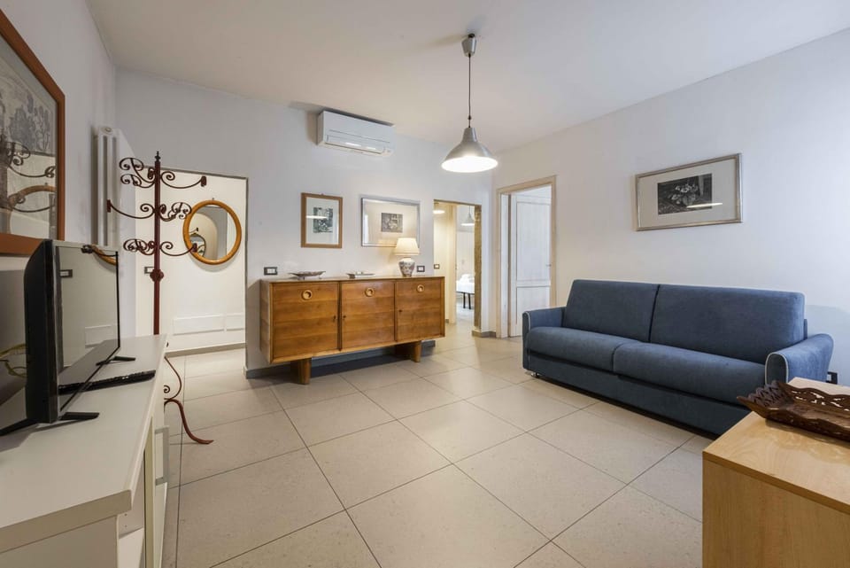 TV and multimedia, Living room, Seating area, air conditioner