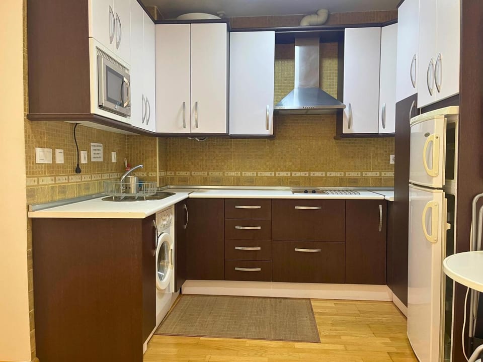 Kitchen or kitchenette, minibar, stove