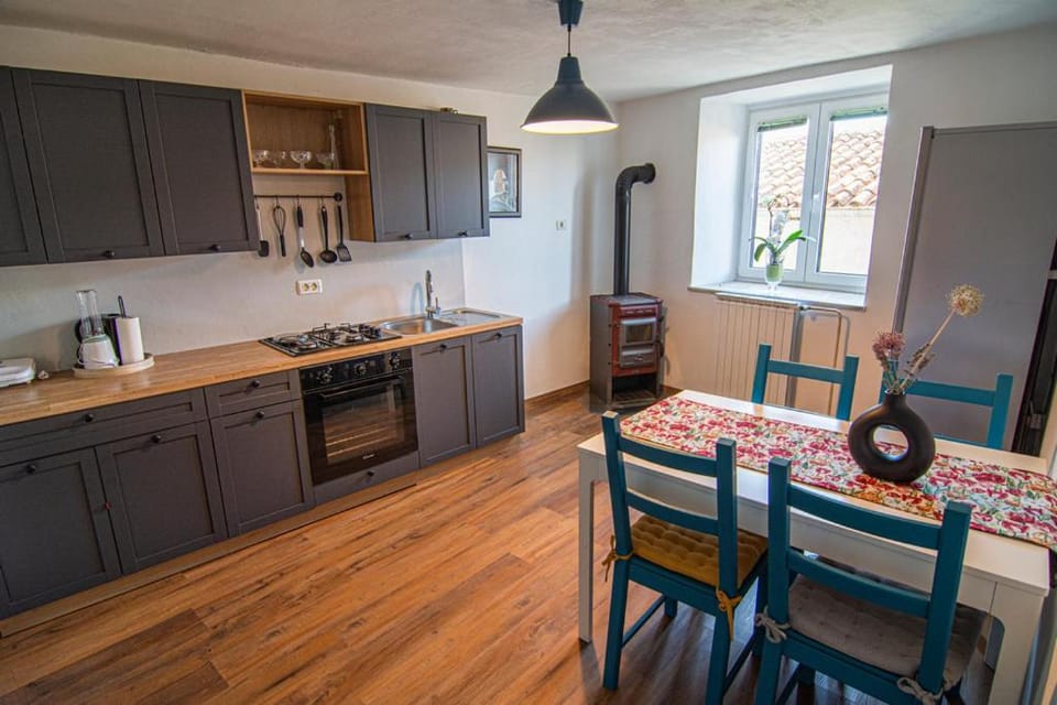 Kitchen or kitchenette, Dining area, pet friendly, stove