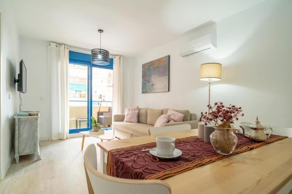 TV and multimedia, Living room, Seating area, Dining area, air conditioner