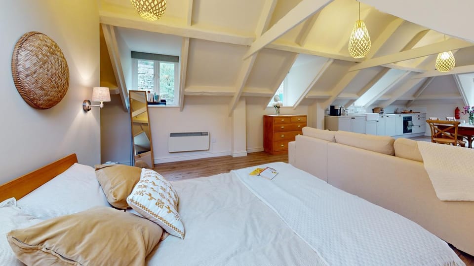 Bed, Photo of the whole room, Seating area, Dining area, Bedroom, oven, stove, kitchen