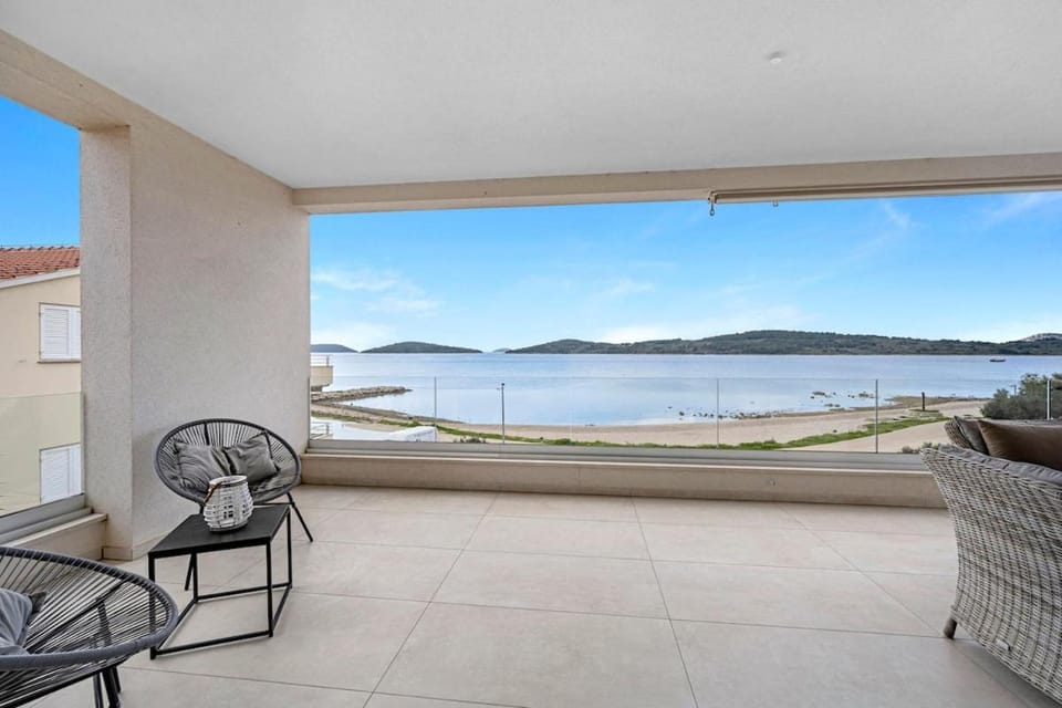 Balcony/Terrace, Seating area, Dining area, Beach, Sea view