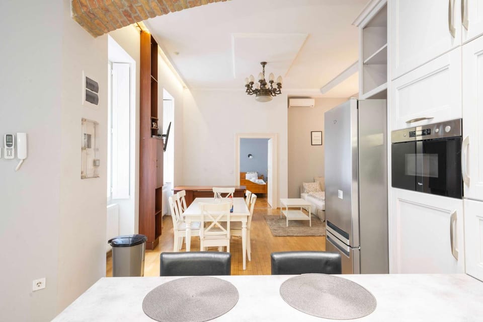 Kitchen or kitchenette, Living room, Seating area, Dining area, oven