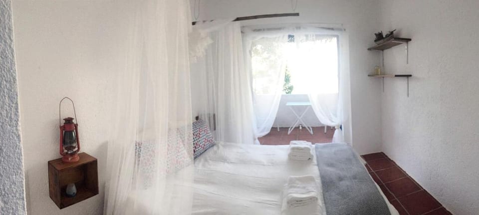 Off-Grid Hut for a Romantic Getaway on Castello do Bode in Tomar, Portugal House in Santarém District, Portugal