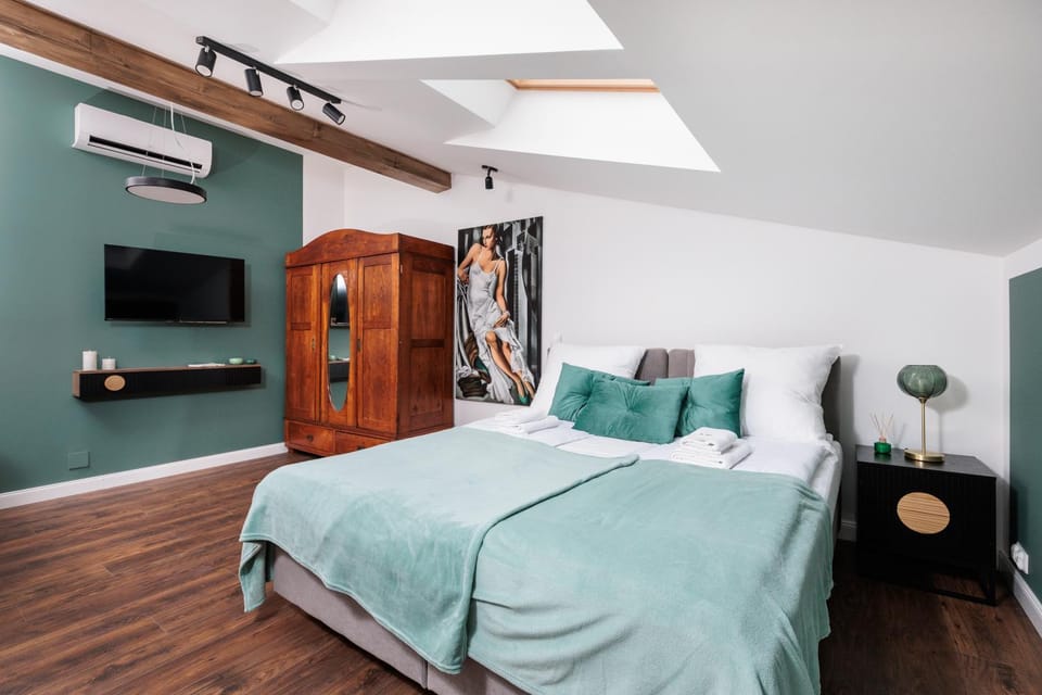Bed, TV and multimedia, Photo of the whole room, air conditioner
