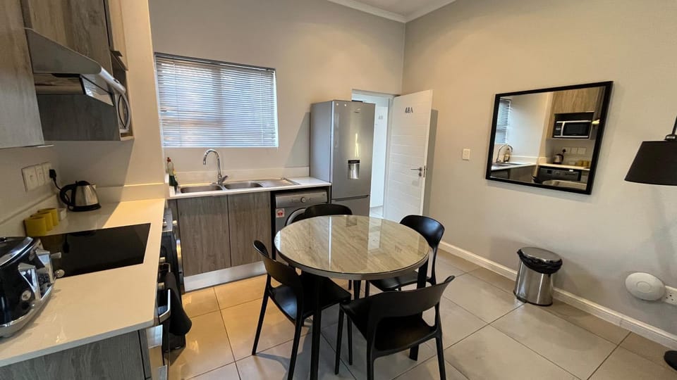 Kitchen or kitchenette, Seating area, Dining area, oven, stove