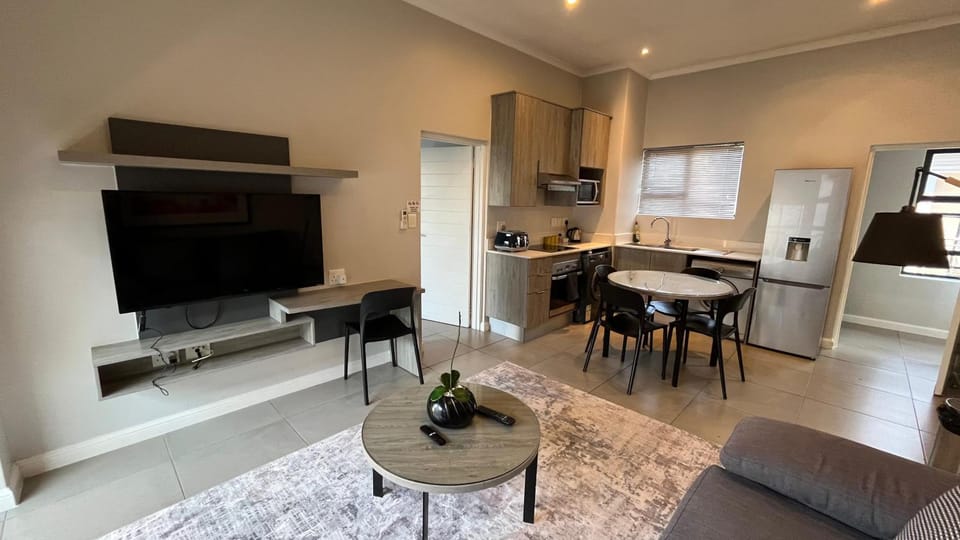 Communal lounge/ TV room, TV and multimedia, Living room, Seating area, Dining area, Evening entertainment, oven