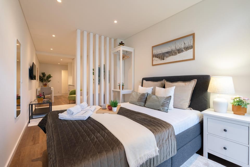 Photo of the whole room, Bedroom, towels