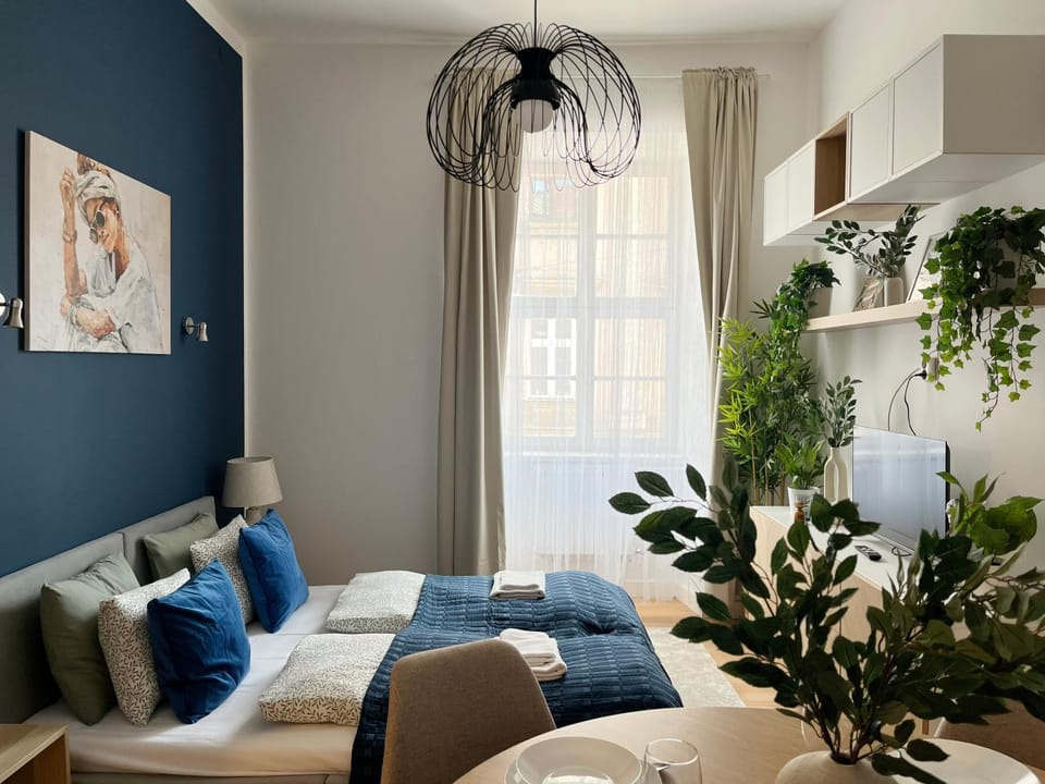 Bed, Photo of the whole room, Seating area, Bedroom