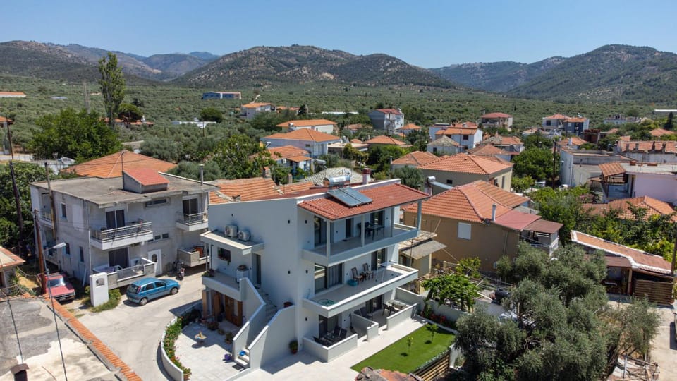 Property building, Day, Neighbourhood, Natural landscape, Bird's eye view, City view, Mountain view, Parking