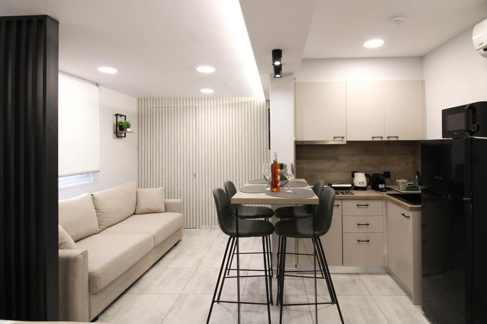 Coffee/tea facilities, Kitchen or kitchenette, Living room, Dining area, microwave, stove