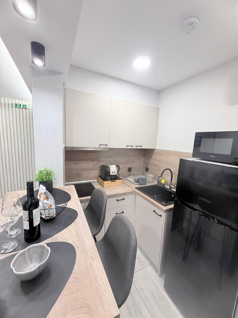 Coffee/tea facilities, Kitchen or kitchenette, Dining area, microwave