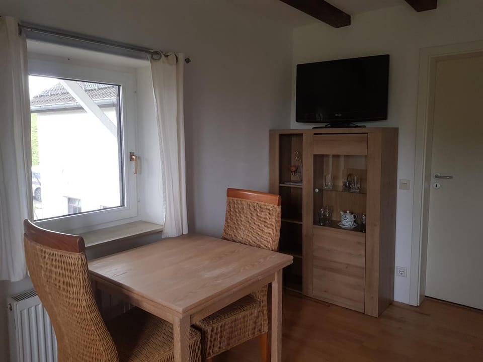 Zweibettzimmer mit Bad auf Pferdehof in Much Apartment in North Rhine-Westphalia