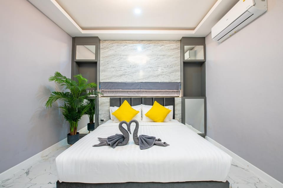 Bed, Photo of the whole room, Bedroom, towels