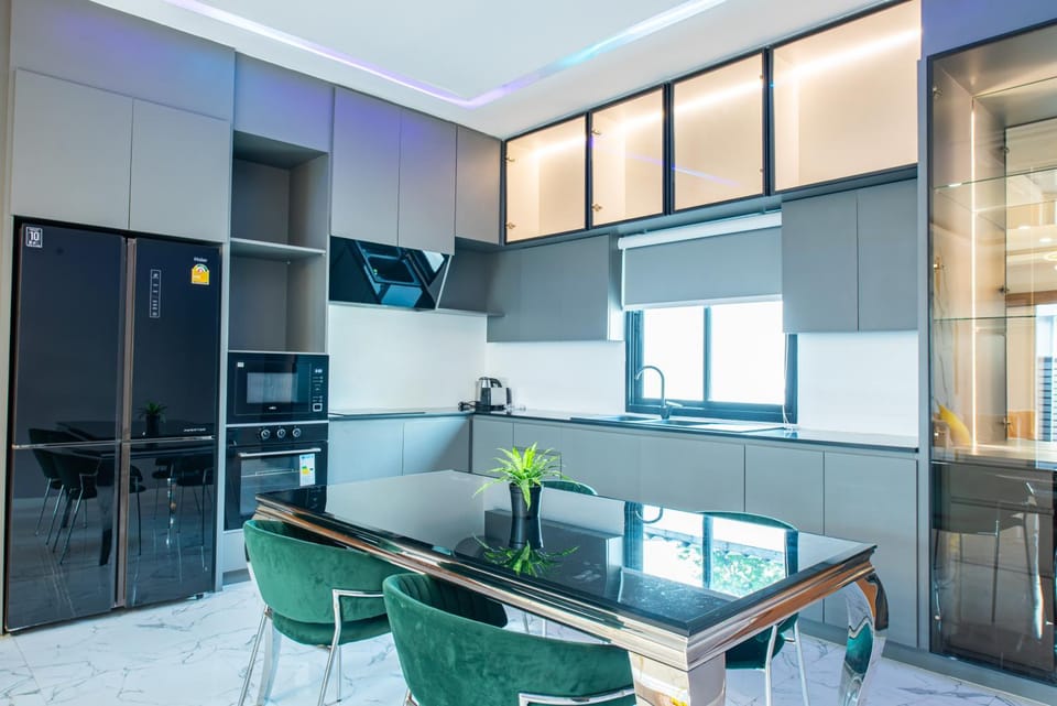 Kitchen or kitchenette, Photo of the whole room, Dining area, microwave, oven, stove