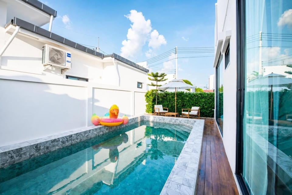 Property building, Patio, Day, Pool view, Pool view, Swimming pool, Swimming pool, Swimming pool, sunbed