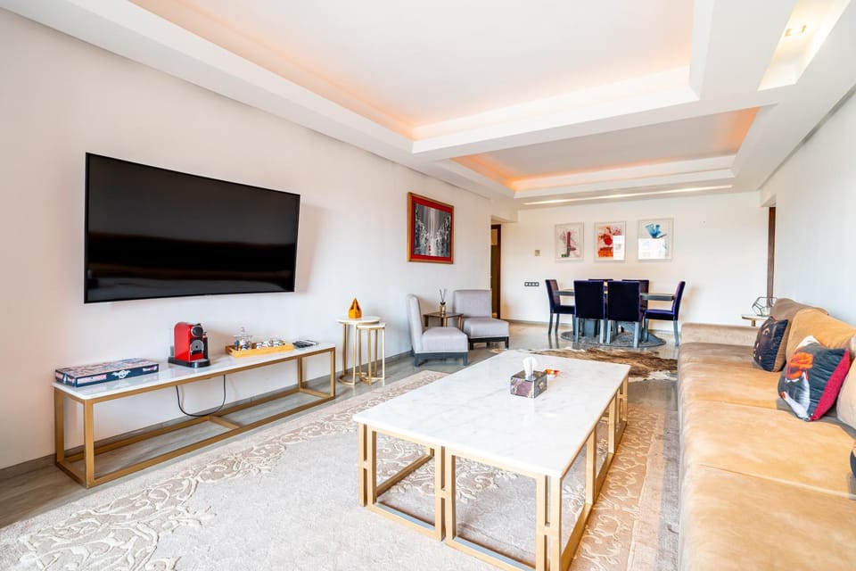 Communal lounge/ TV room, TV and multimedia, Balcony/Terrace, Living room, Seating area, Dining area, Evening entertainment, internet