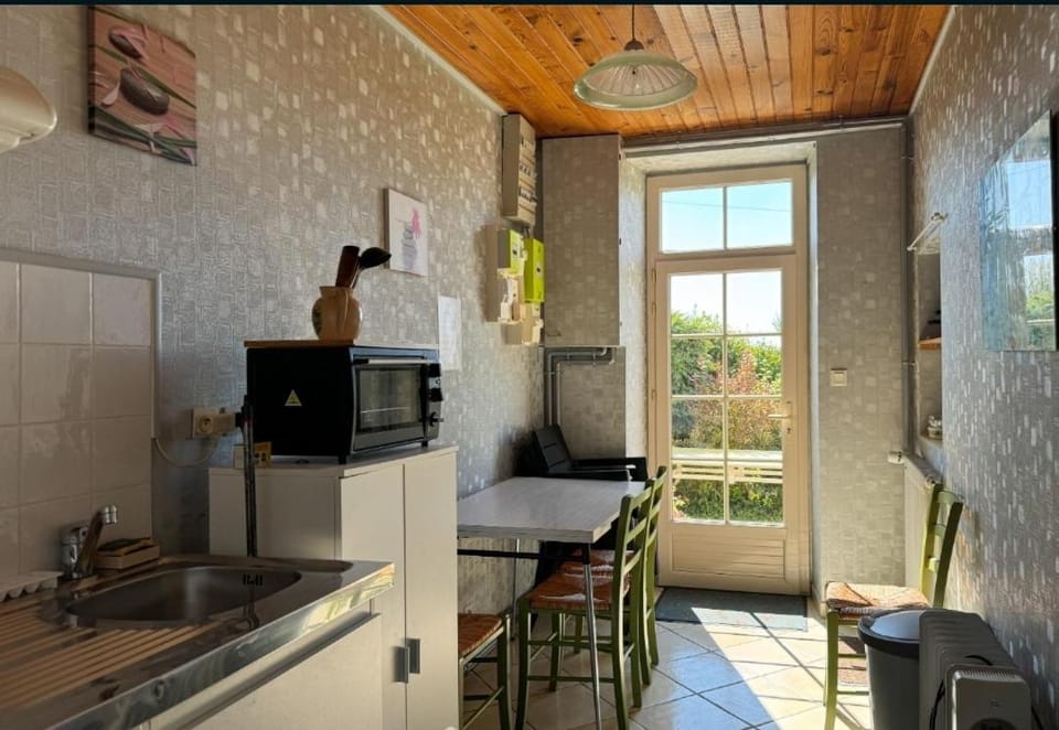 Kitchen or kitchenette, Communal kitchen