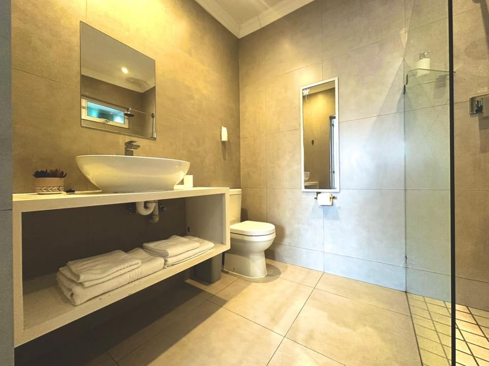 Shower, Toilet