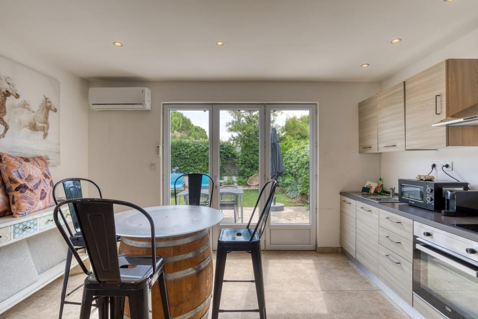 Property building, Kitchen or kitchenette, Living room