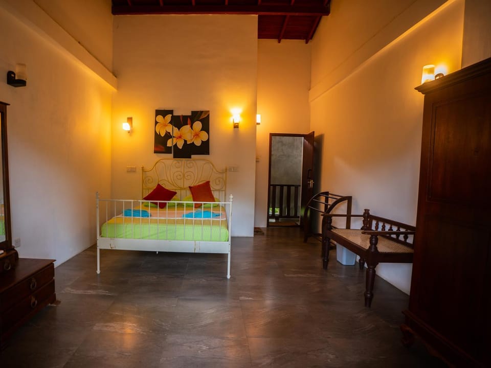 Bed, Living room, Photo of the whole room, Seating area, Bedroom
