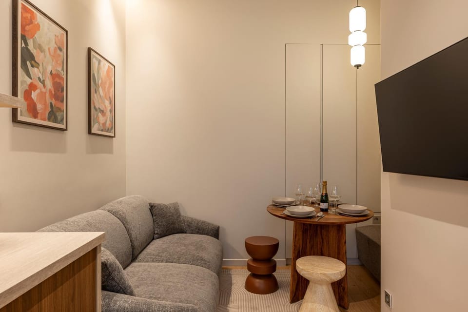 Communal lounge/ TV room, TV and multimedia, Living room, Seating area, Dining area