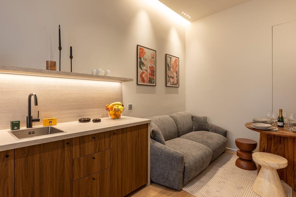 Communal lounge/ TV room, Living room, Food and drinks, Seating area, Drinks
