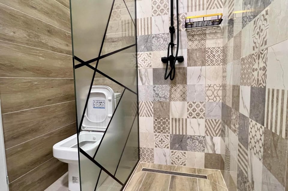 Shower, Toilet